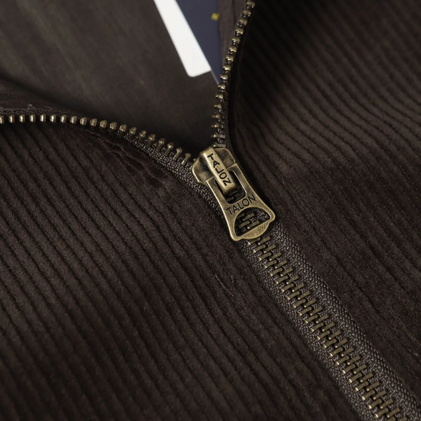 🅿️590 Ralph Lauren Embroidered Corduroy Jacket Customized wide-ribbed corduroy, elegantly presented in a deep navy blue, low-key and luxurious. The exquisite red pony logo is embellished, igniting the overall vitality and passion. The stand-up collar design is simple and elegant. Using imported machine embroidery technology, advanced computer control systems and precision mechanical components are used to achieve the iconic pony embroidery operation. The template machine opens the bag, and the preset template guides the position, shape and size of the bag. The accuracy ensures the quality of the bag opening effect. The infrared positioning cutting machine uses an infrared transmitter and an infrared receiver to achieve precise positioning of materials. The accuracy can reach the micron level, thereby meeting the effect of high-precision cutting of plaid alignment. Color: Green/Coffee Size: S-M-L